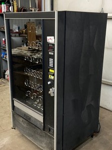 lot 4 image: Automatic Products Snack Vending Machine