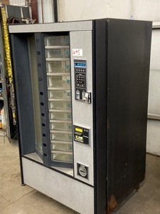 lot 5 image: Rowe Showcase Refrigerated Vending Machine