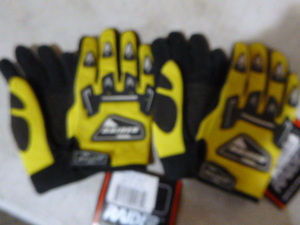 lot 76 image: 4 Pair of Youth Raider Motorcycle Gloves
