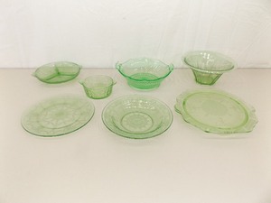 lot 47 image: Lot of 7 Green Uranium, Cameo, etc. Depression Glass Pieces