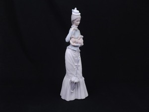 lot 52 image: Retired Lladro #4893 A Walk With The Dog