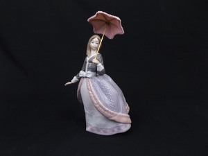 lot 54 image: Retired Lladro #5211 Angela