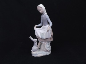 lot 55 image: Retired Lladro #4826 Rabbits Food