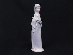 lot 53 image: Retired Lladro #4650 Girl With Calla Lilies