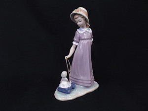 lot 56 image: Retired Lladro #5044 Girl Pulling Doll in Wagon