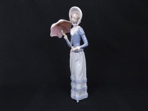 lot 57 image: Retired Lladro #4879 Aranjuez Little Lady