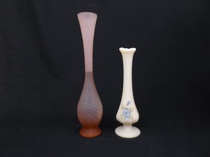 lot 64 image: Hand Painted Fenton Custard Glass and Frosted Pink Lefton Bud Vases