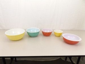 lot 68 image: Vintage Pyrex Nesting Mixing Bowl Set