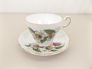 lot 70 image: 5 Vintage Collectible Tea Cup and Saucer Sets