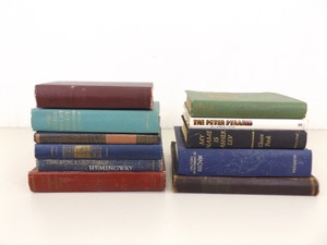 lot 100 image: Lot of Misc Antique and Vintage Books