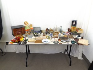 lot 200 image: Large Lot of Misc Collectibles etc.