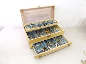 lot 173 image: Lot of Vintage Costume Jewelry