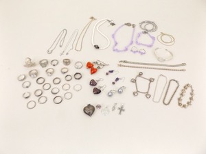 lot 168 image: 265 Grams of Wearable .925 Sterling Silver Jewelry