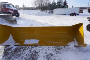 lot 7 image: Universal Mount Bobcat Skid Loader Skid Steer 11 12 Snow Pusher