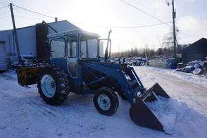 lot 2 image: Early 1970s Ford 4000 Enclosed Cab Tractor With Loader