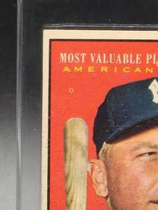 lot 32 image: 1961 Topps Mickey Mantle Baseball Card #475