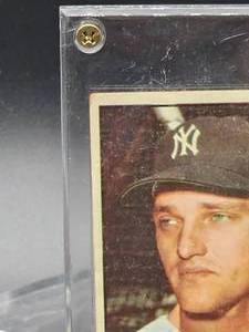 lot 60 image: 1961 Topps Roger Maris Baseball Card #2
