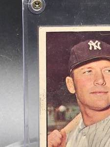 lot 14 image: 1961 Topps Mickey Mantle Baseball Card #300
