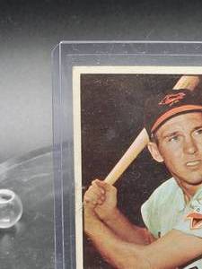 lot 66 image: 1961 Topps Brooks Robinson Baseball Card #10