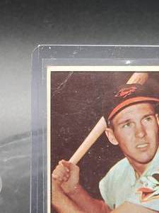 lot 30 image: 1961 Topps Brooks Robinson Baseball Card #10