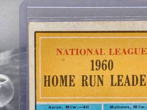 lot 36 image: 1961 Topps Hank Aaron  Ernie Banks, Ken Boyer  Eddie Mathews Baseball Card #43