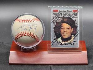 lot 201 image: San Francisco Giants HOFer Great Willie Mays Autographed Baseball No COA