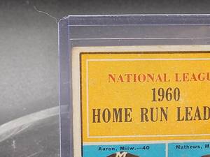 lot 122 image: 1961 Topps Hank Aaron  Ernie Banks, Ken Boyer  Eddie Mathews Baseball Card #43