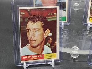lot 83 image: (4) 1961 Topps Baseball Cards
