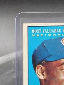 lot 17 image: 1961 Topps Ernie Banks Baseball Card #485