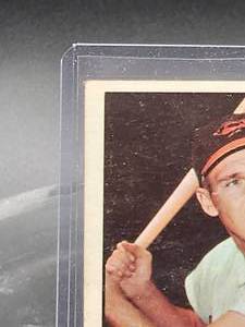 lot 143 image: 1961 Topps Brooks Robinson Baseball Card #10