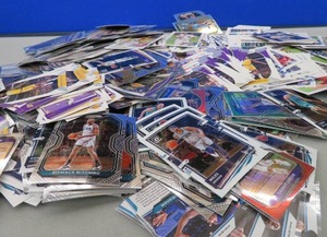 lot 4 image: BASEBALL AND BASKETBALL CARDS