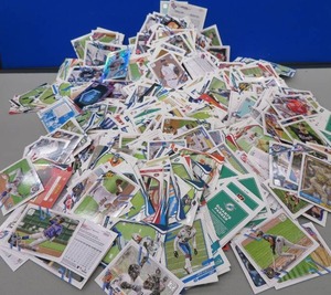 lot 21 image: MIXED LOT OF BASEBALL  FOOTBALL CARDS PLUS SPACE JAM