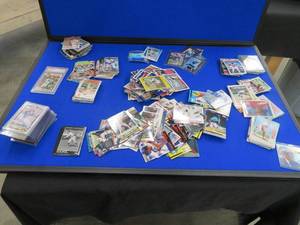 lot 27 image: SPORTS CARD LOT