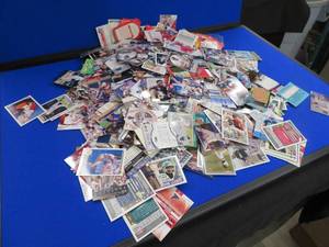 lot 30 image: MIXED SPORTS CARD LOT