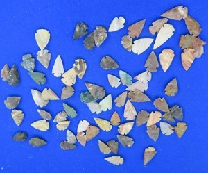 lot 60 image: AGATE ARROW HEADS