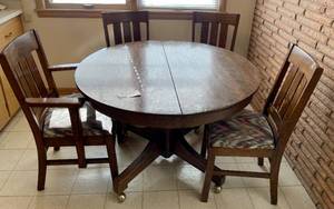 Round Dining Room Table with 4 Chairs and 2 Leaves.