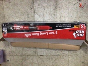 lot 10 image: Big Red 3 Ton Long Ram Jack