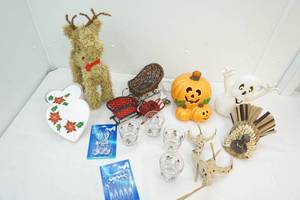 lot 11 image: halloween decor