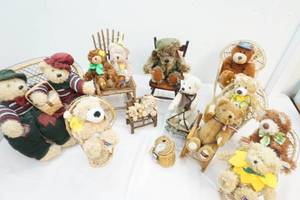 lot 57 image: decorative bears