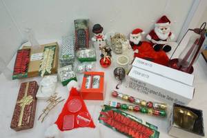 lot 64 image: Christmas decor