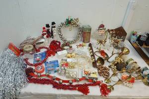 lot 65 image: Christmas decor