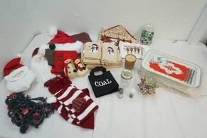 lot 66 image: Christmas decor