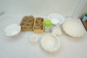 lot 72 image: REd Wing ceramic bowls