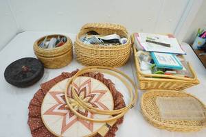 lot 124 image: sewing items