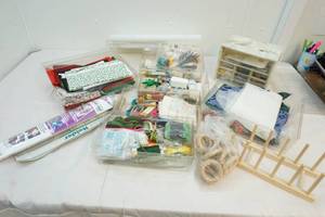 lot 127 image: sewing items
