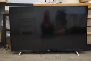 lot 193 image: Roku TV