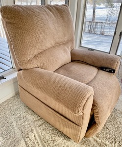 lot 56 image: Comfortable Lift Chair