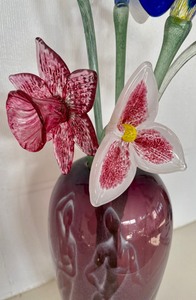 lot 70 image: Beautiful Multi-Colored Glass Floral Bouquet in a Vase