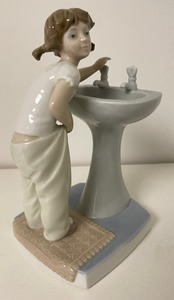 lot 88 image: Clean Up Time Lladro Figurine