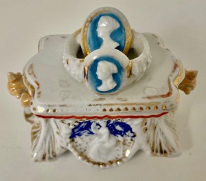lot 118 image: Victorian Staffordshire Fairing Trinket Box